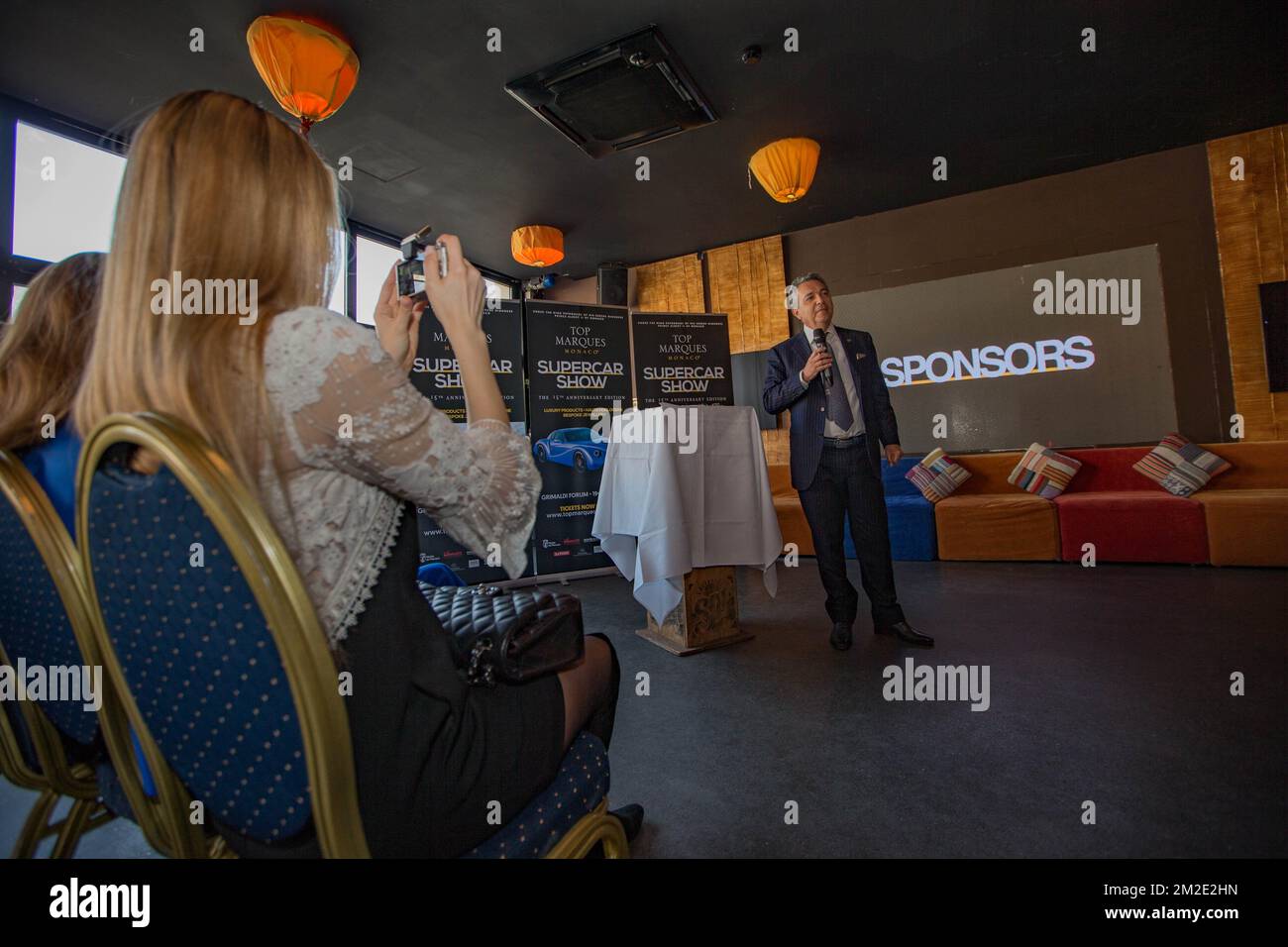 Il Top Marques Show è una sensazionale collezione di veicoli che verrà presentata alla sua edizione per il 15th° anniversario. Sul programma di quest'anno: Le più recenti supercar da tutto il mondo, auto classiche e rare, così come una moto che supera un milione di dollari... Lo spettacolo si svolgerà presso il Grimaldi Forum dal 19 al 22 aprile 2018. Sulla foto Mederic del Monaco Direttore di Top Marques durante la conferenza stampa. | le Salon Top Marques c'est une collection sensationnelle de véhicules qui sera présentée lors de sa 15ème édition anniversaire. Au program de cette année: les dernières supe Foto Stock