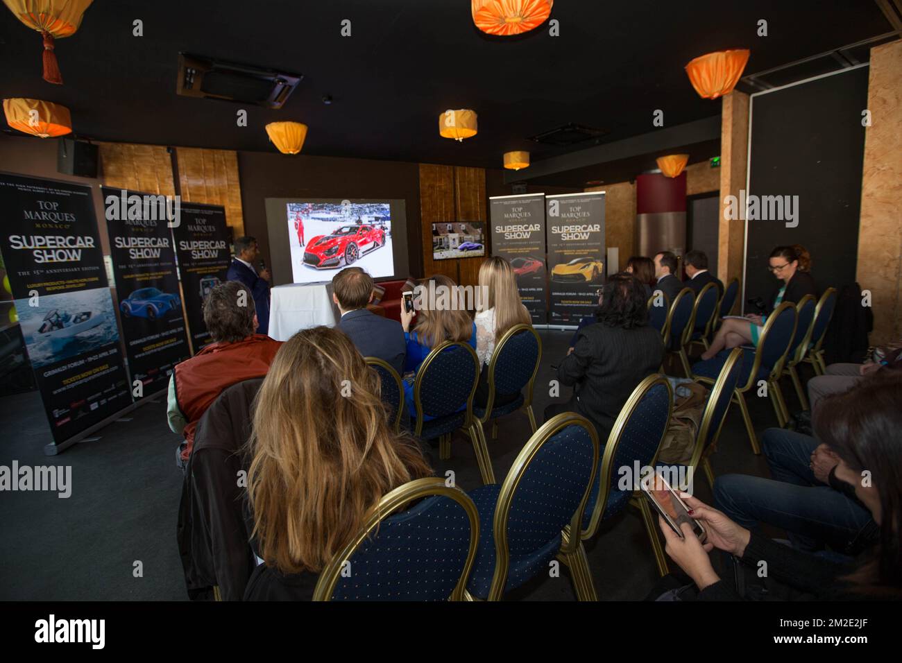 Il Top Marques Show è una sensazionale collezione di veicoli che verrà presentata alla sua edizione per il 15th° anniversario. Sul programma di quest'anno: Le più recenti supercar da tutto il mondo, auto classiche e rare, così come una moto che supera un milione di dollari... Lo spettacolo si svolgerà presso il Grimaldi Forum dal 19 al 22 aprile 2018. Nella foto Manoj Bairstow Amministratore Delegato di Top Marques durante la conferenza stampa. | le Salon Top Marques c'est une collection sensationnelle de véhicules qui sera présentée lors de sa 15ème édition anniversaire. Au program de cette année: les dernière Foto Stock