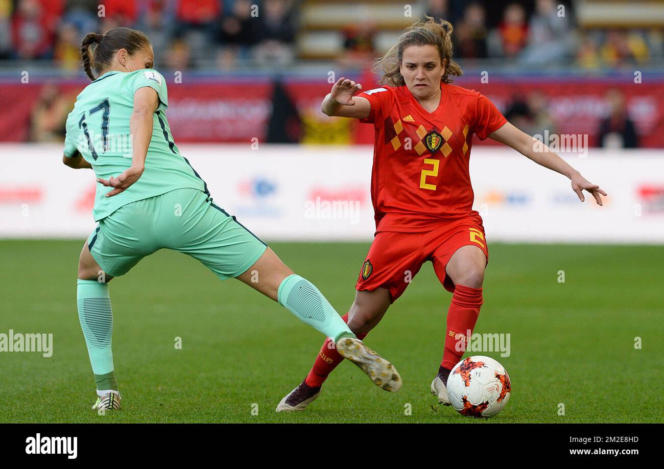 Il belga Davina Philtjens e il portoghese Vanessa Marques combattono per la palla durante una partita di calcio tra il Belgio Red Flames e il Portogallo, venerdì 06 aprile 2018, a Lovanio, la quarta delle 8 partite di qualificazione per la Coppa del mondo 2019. FOTO DI BELGA DAVID CATRY Foto Stock