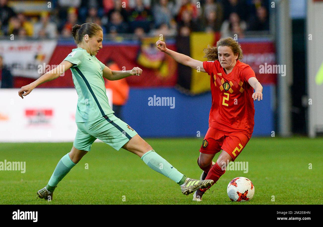 Vanessa Marques del Portogallo e Davina Philtjens del Belgio combattono per la tha ball durante una partita di calcio tra i Red Flames del Belgio e il Portogallo, venerdì 06 aprile 2018, a Lovanio, la quarta delle 8 partite di qualificazione per la Coppa del mondo 2019. FOTO DI BELGA DAVID CATRY Foto Stock