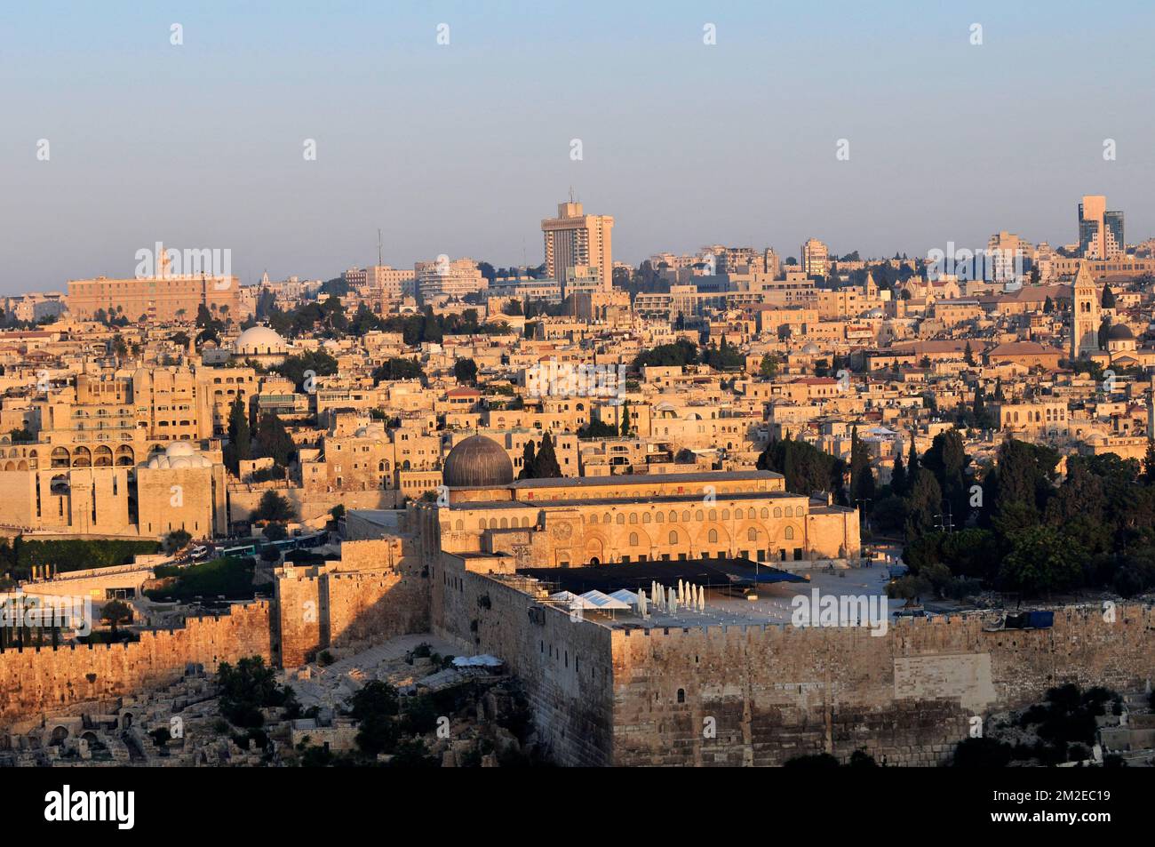 Vista mattutina della moschea di al-Aqsa, della città vecchia e di Gerusalemme ovest sullo sfondo. Foto Stock