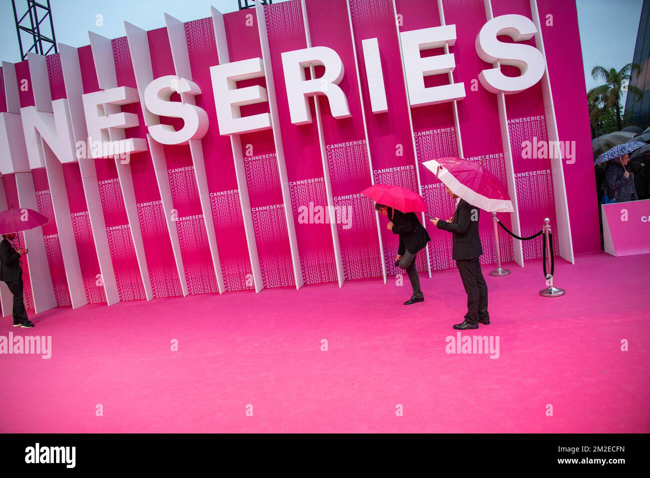 Ombrello sul tappeto rosa, per la cerimonia di chiusura della serie del Festival di Cannes 1st a Cannes. | Parapluies sur le tapis rose, pour la cérémonie de clôture du 1er Cannes séries Festival à Cannes. 11/04/2018 Foto Stock