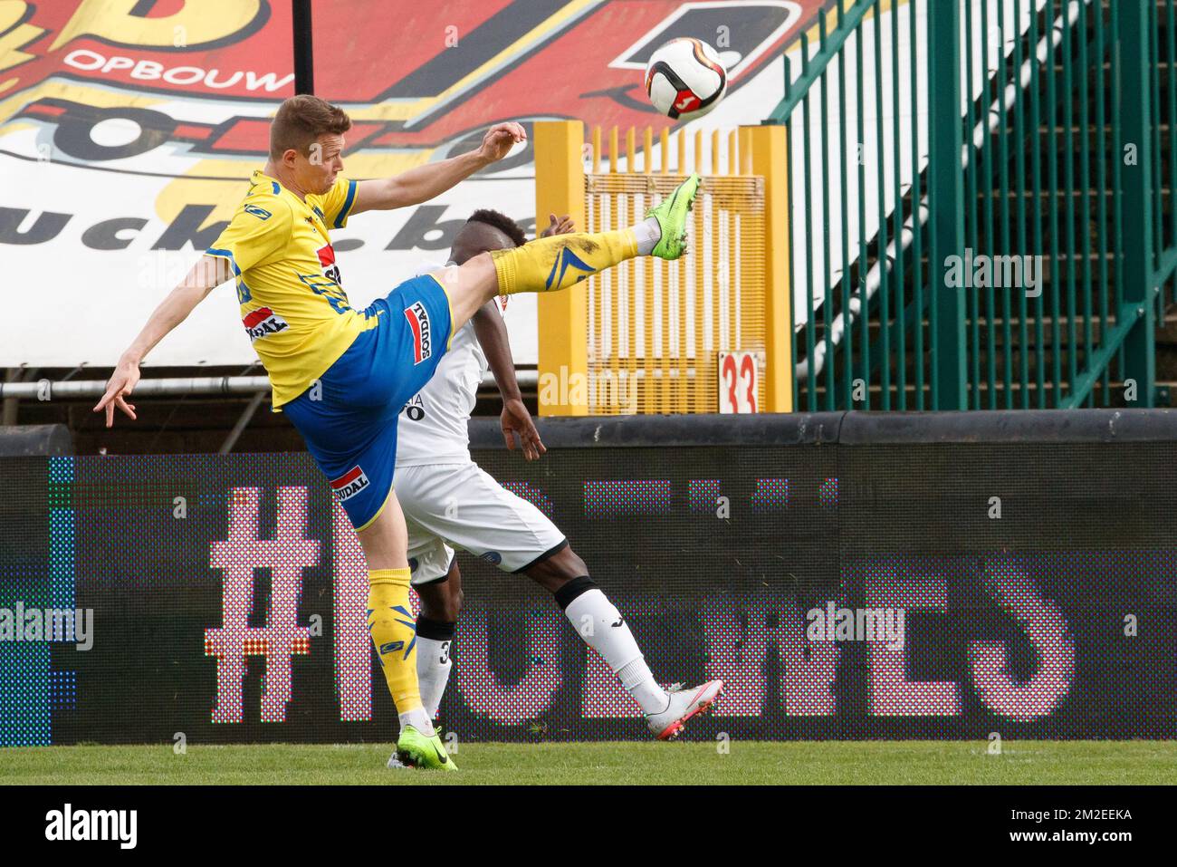 Jens Naessens di Westerlo e Souleymane AW di Roeselare combattono per la palla durante la partita della Jupiler Pro League tra Roeselare e KVC Westerlo, a Roeselare, domenica 15 aprile 2018, il 4° giorno (su 6) del Play-off 3 del campionato di calcio belga. BELGA FOTO KURT DESPLENTER Foto Stock