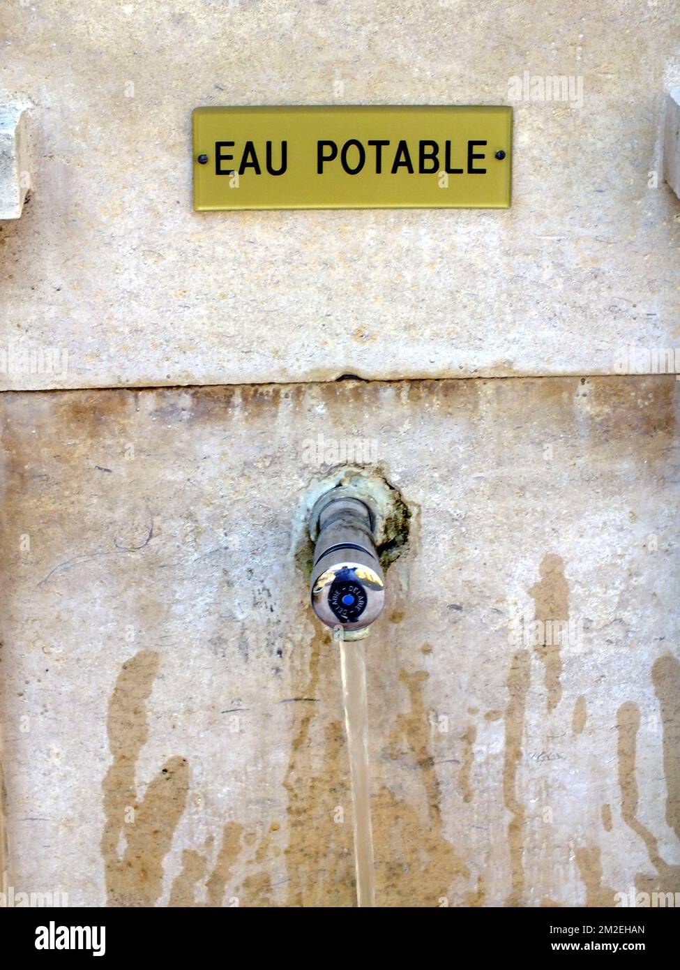 Fontana d'acqua in Rue | Fontaine dans la rue eau potabile 18/04/2018 Foto Stock
