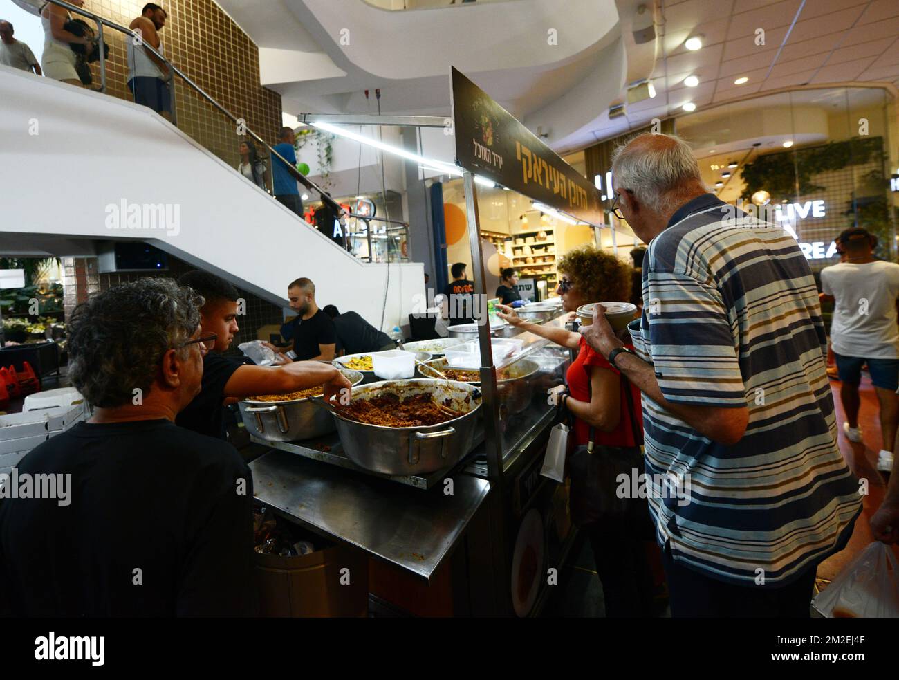 Ogni giovedì e venerdì il centro di Dizengoff ospita una fiera gastronomica squisita in cui degustare e acquistare cibo casalingo dal centro-est e oltre. Foto Stock