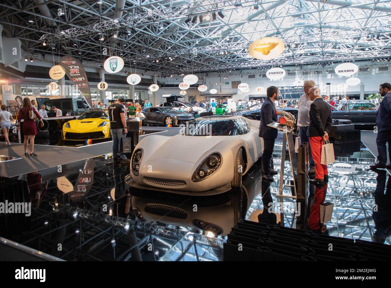 Supercar di tutto il mondo esposte al Grimaldi Forum in occasione della Top Marques Show, questo weekend a Monaco. | Des supercars venant des quatre coins du monde exposées au Grimaldi Forum à l occasione du salon Top Marques, ce week end à Monaco. 20/04/2018 Foto Stock