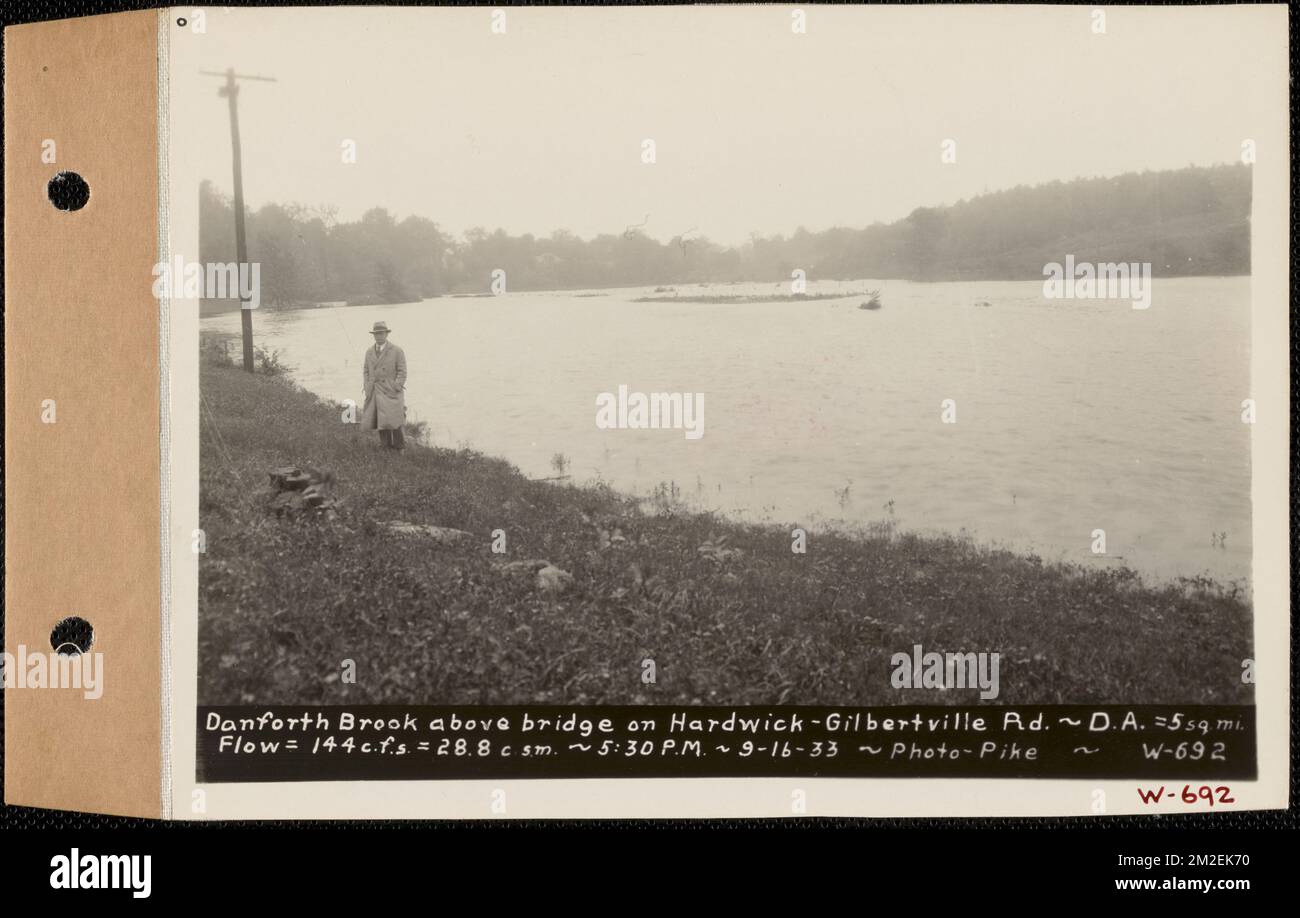 Danforth Brook, sopra il ponte su Hardwick-Gilbertville Road, area di drenaggio - 5 miglia quadrate, flusso - 144 piedi cubici al secondo - 28,8 piedi cubici al secondo per miglio quadrato, Hardwick, Mass., 5:30:00 PM, 16 settembre, 1933 , opere d'acqua, immobiliare, ruscelli, condizioni sanitarie spartiacque, inondazioni eventi naturali Foto Stock