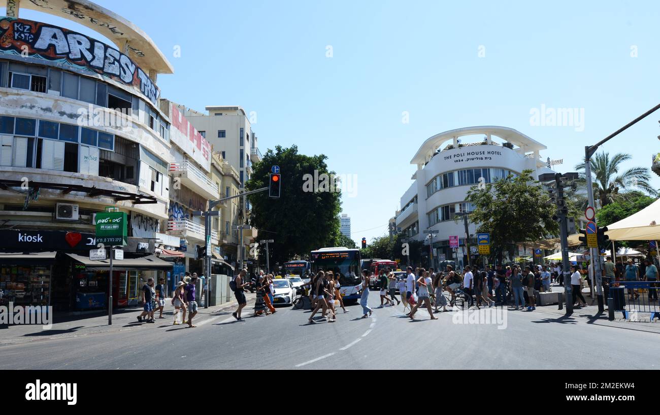 Pedoni che attraversano Allenby Street presso il mercato Carmel a Tel-Aviv, Israele. Foto Stock
