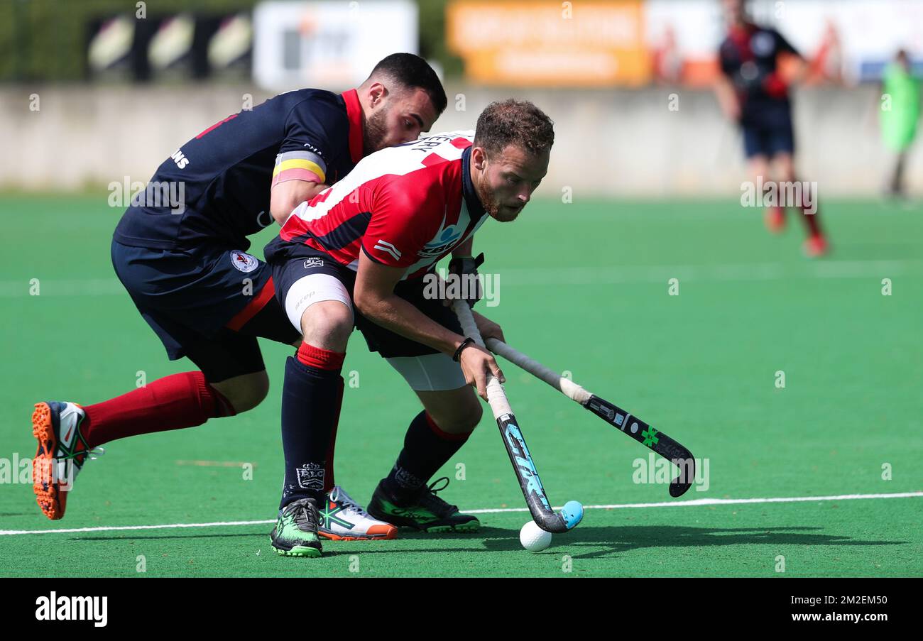 Ricardo Santana Viera di Leuven e Dorian Thiery di Leo combattono per la palla durante una partita di hockey tra Royal Leopold Club e KHC Leuven, nel concorso di hockey della Audi League, domenica 22 aprile 2018, a Uccle - Ukkel, Bruxelles. BELGA PHOTO VIRGINIE LEFOUR Foto Stock