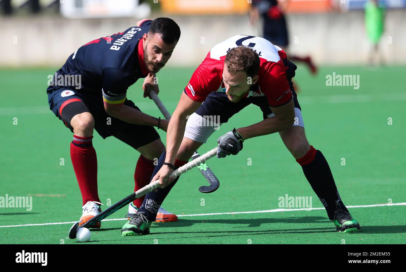 Ricardo Santana Viera di Leuven e Dorian Thiery di Leo combattono per la palla durante una partita di hockey tra Royal Leopold Club e KHC Leuven, nel concorso di hockey della Audi League, domenica 22 aprile 2018, a Uccle - Ukkel, Bruxelles. BELGA PHOTO VIRGINIE LEFOUR Foto Stock