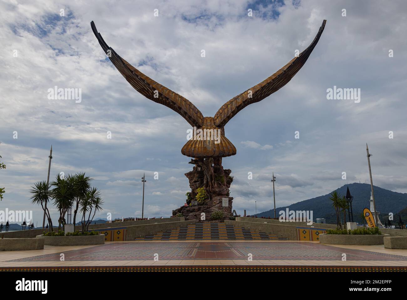 Langkawi, Malesia - 12 dicembre 2022: L'aquila di Langkawi. Punto di riferimento dell'Isola Malese. Statua enorme di un'aquila in Piazza dell'Aquila vicino al Foto Stock