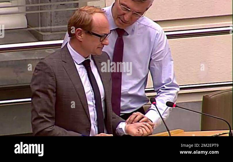 Questo screengrab, tratto dal live streaming del Parlamento fiammingo, mostra il ministro fiammingo della mobilità, i lavori pubblici, i comuni fiamminghi intorno a Bruxelles, il benessere degli animali ben Weyts, che si sente malandato durante una sessione plenaria del Parlamento fiammingo a Bruxelles, mercoledì 25 aprile 2018. HANDOUT FOTOGRAFICO BELGA Foto Stock