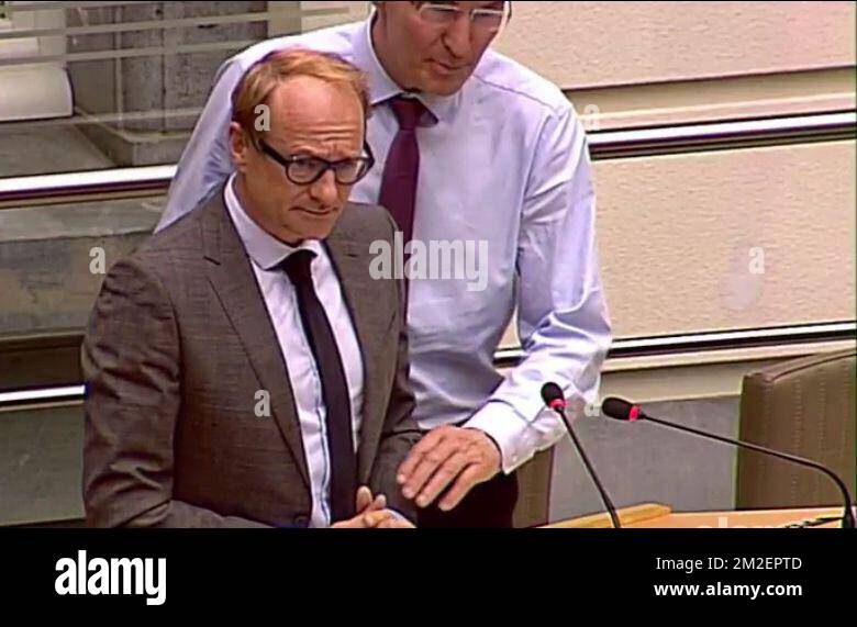 Questo screengrab, tratto dal live streaming del Parlamento fiammingo, mostra il ministro fiammingo della mobilità, i lavori pubblici, i comuni fiamminghi intorno a Bruxelles, il benessere degli animali ben Weyts, che si sente malandato durante una sessione plenaria del Parlamento fiammingo a Bruxelles, mercoledì 25 aprile 2018. HANDOUT FOTOGRAFICO BELGA Foto Stock