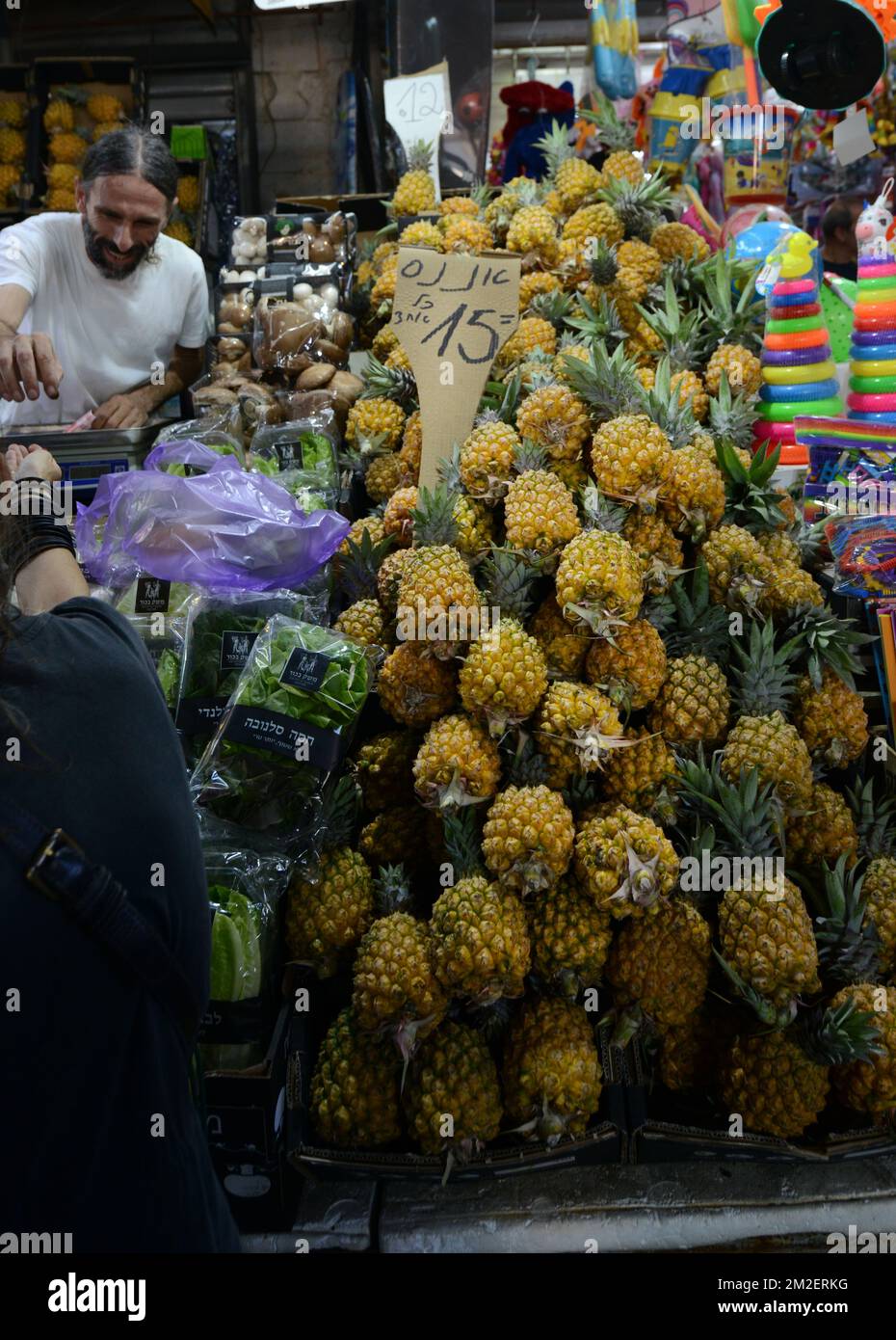 Gli ananassi israeliani sono venduti al colorato mercato Carmelo di Tel-Aviv, Israele. Foto Stock