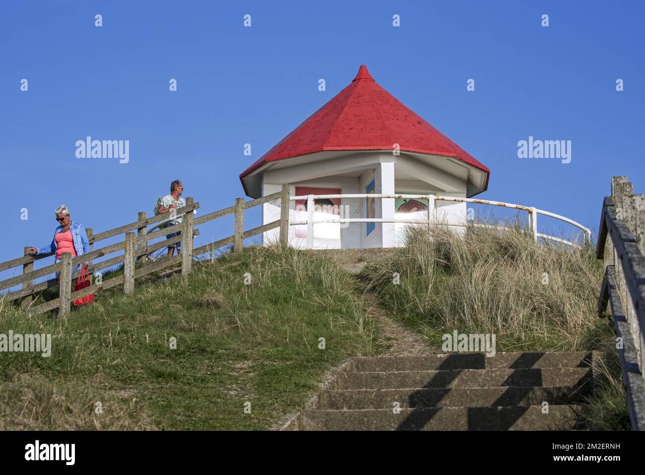 Spioenkop / le Pavillon Elisabeth, padiglione tra le dune nella località balneare di Wenduine / De Haan lungo la costa del Mare del Nord, Fiandre Occidentali, Belgio | le spioenkop dans les Dunes à Wenduine / le Coq, Belgique 19/04/2018 Foto Stock