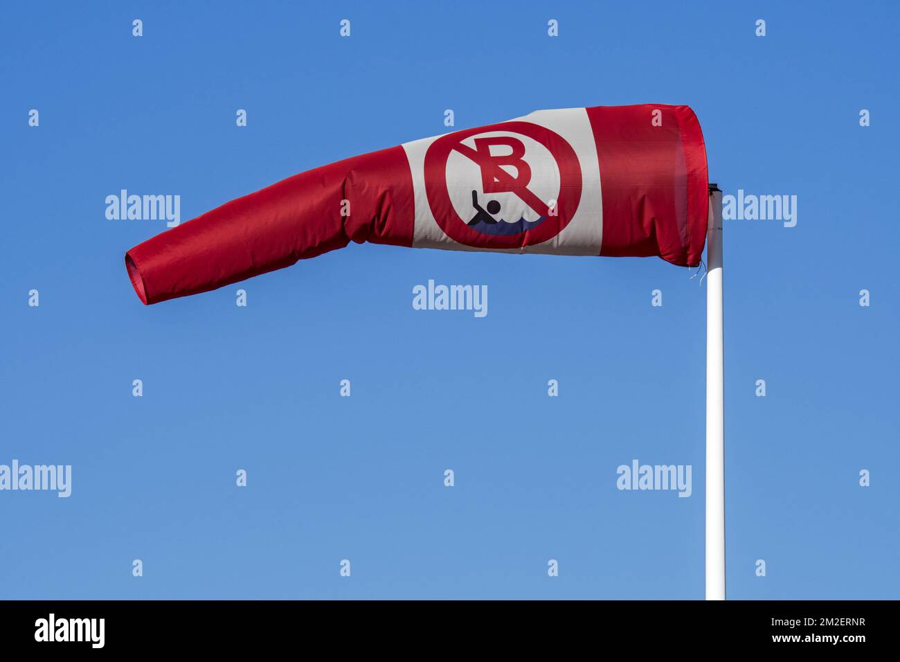 Calzino a vento rosso e bianco senza nuoto / senza avviso di balneazione che mostra la direzione e la velocità del vento | Manica à aria / manica à sfiato 07/02/2018 Foto Stock