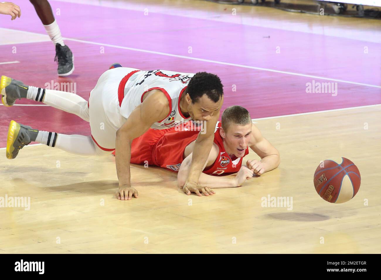 Jonathan Jordan di Liege e Niels Marnegrave di Charleroi combattono per la palla durante la partita di basket tra Spirou Charleroi e Liege Basket, il 30° giorno del concorso di pallacanestro della EuroMillions League, domenica 29 aprile 2018 a Charleroi. FOTO DI BELGA BRUNO FAHY Foto Stock