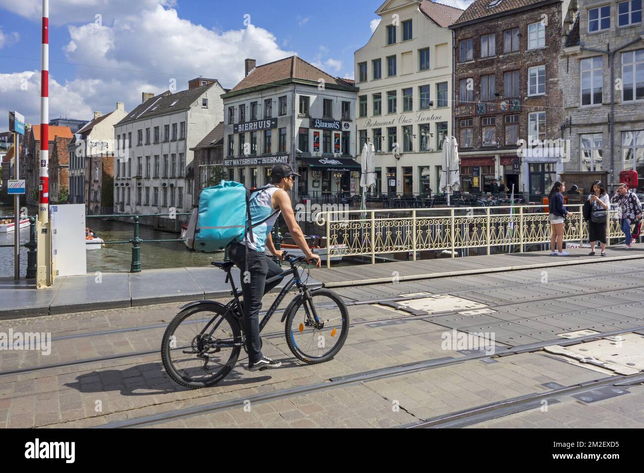 Il corriere di bicicletta consegna i pasti nel centro della città di Gand, Belgio per Deliveroo, azienda britannica di consegna di alimento in linea | Coursier à vélo de Deliveroo, servizio de livraison de plats cuisinés à Gand, Belgique 03/05/2018 Foto Stock