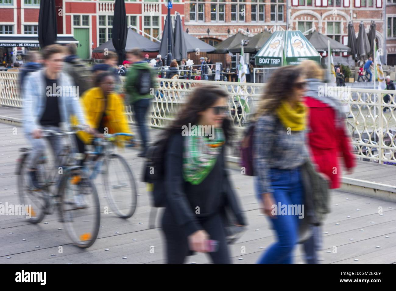 Pedoni e ciclisti nella zona franca dell'automobile nel centro storico di Gand, Fiandre Orientali, Belgio | Piétons et cyclistes dans la zone piéton au centre historique de Gand, Belgique 03/05/2018 Foto Stock