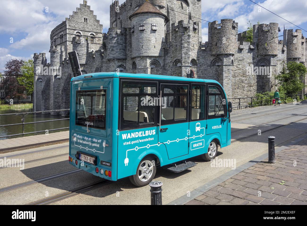 Keolis Walking bus / Wandelbus, persone elettriche Mover equitazione nella zona pedonale nel centro storico di Gand, Fiandre Orientali, Belgio | Wandelbus / bus roulant au pas, navette électrique de Keolis traversant la zone piéton du centre-ville de Gand, Belgique 03/05/2018 Foto Stock