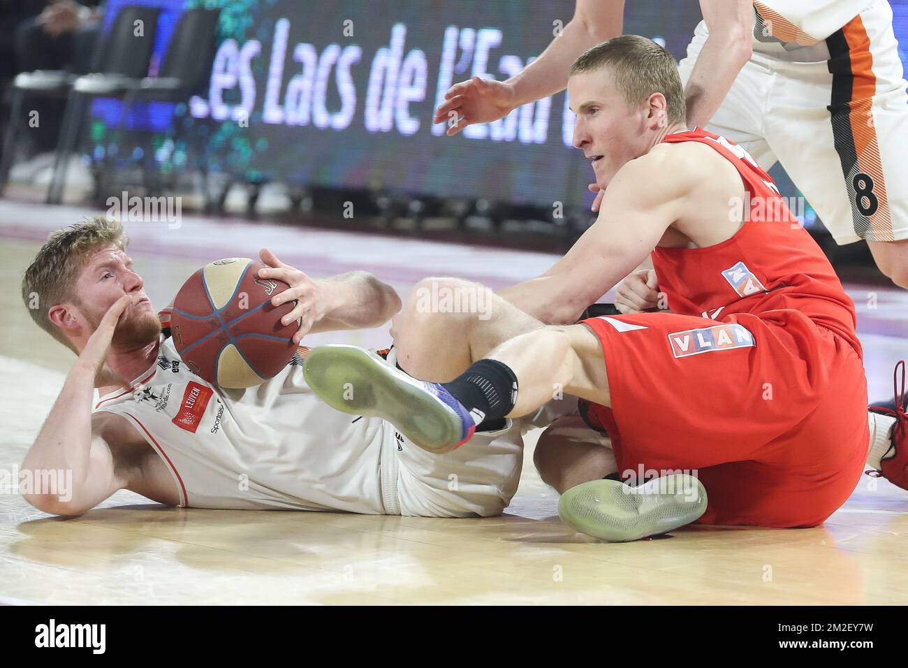 Maxime Gaudoux di Leuven e Niels Marnegrave di Charleroi combattono per la palla durante la partita di basket tra Spirou Charleroi e Leuven Bears, il 31° giorno del concorso di pallacanestro della EuroMillions League, venerdì 04 maggio 2018 a Charleroi. FOTO DI BELGA BRUNO FAHY Foto Stock