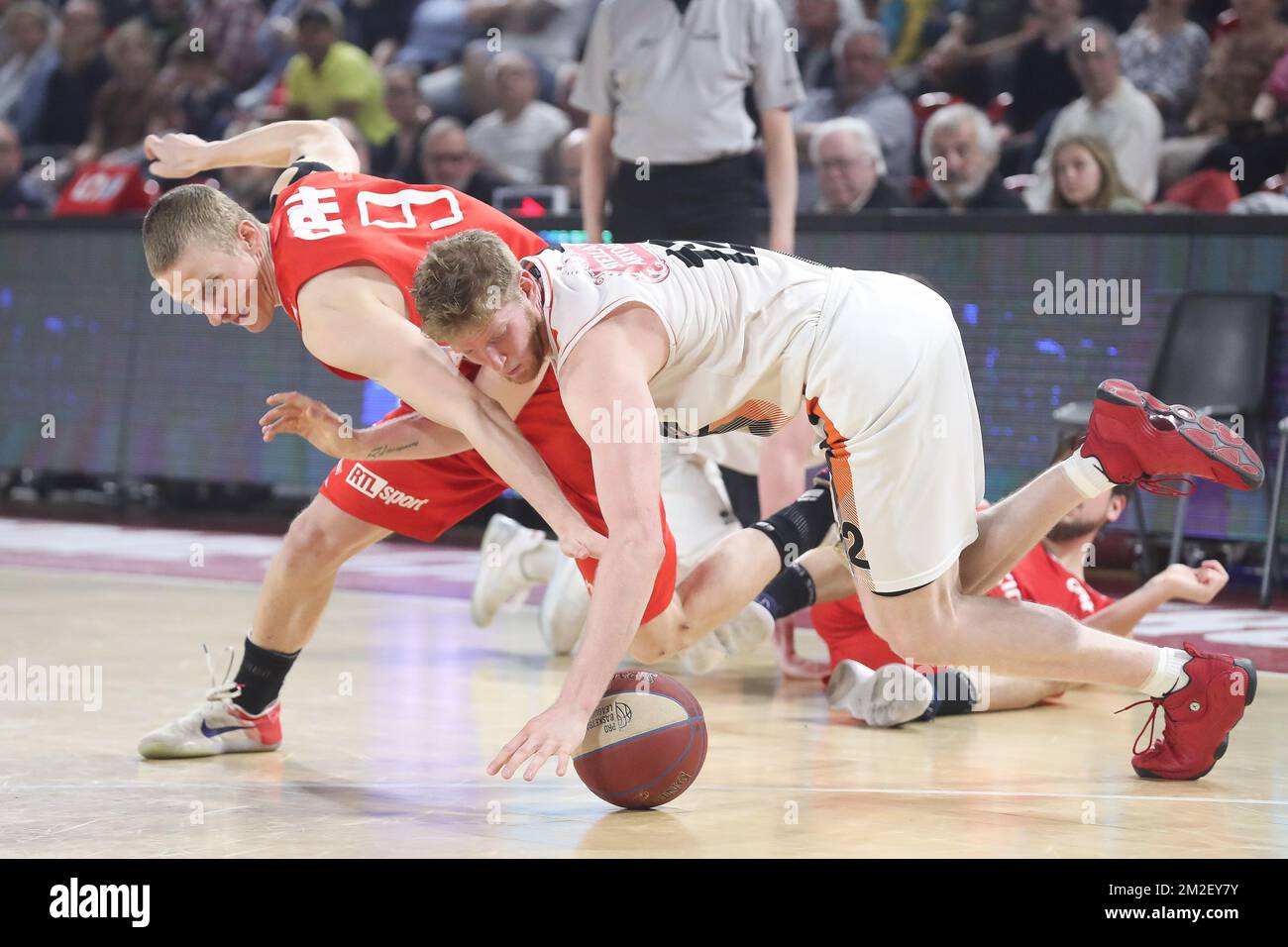 Niels Marnegrave di Charleroi e Maxime Gaudoux di Leuven combattono per la palla durante la partita di basket tra Spirou Charleroi e Leuven Bears, il 31° giorno del concorso di pallacanestro della EuroMillions League, venerdì 04 maggio 2018 a Charleroi. FOTO DI BELGA BRUNO FAHY Foto Stock