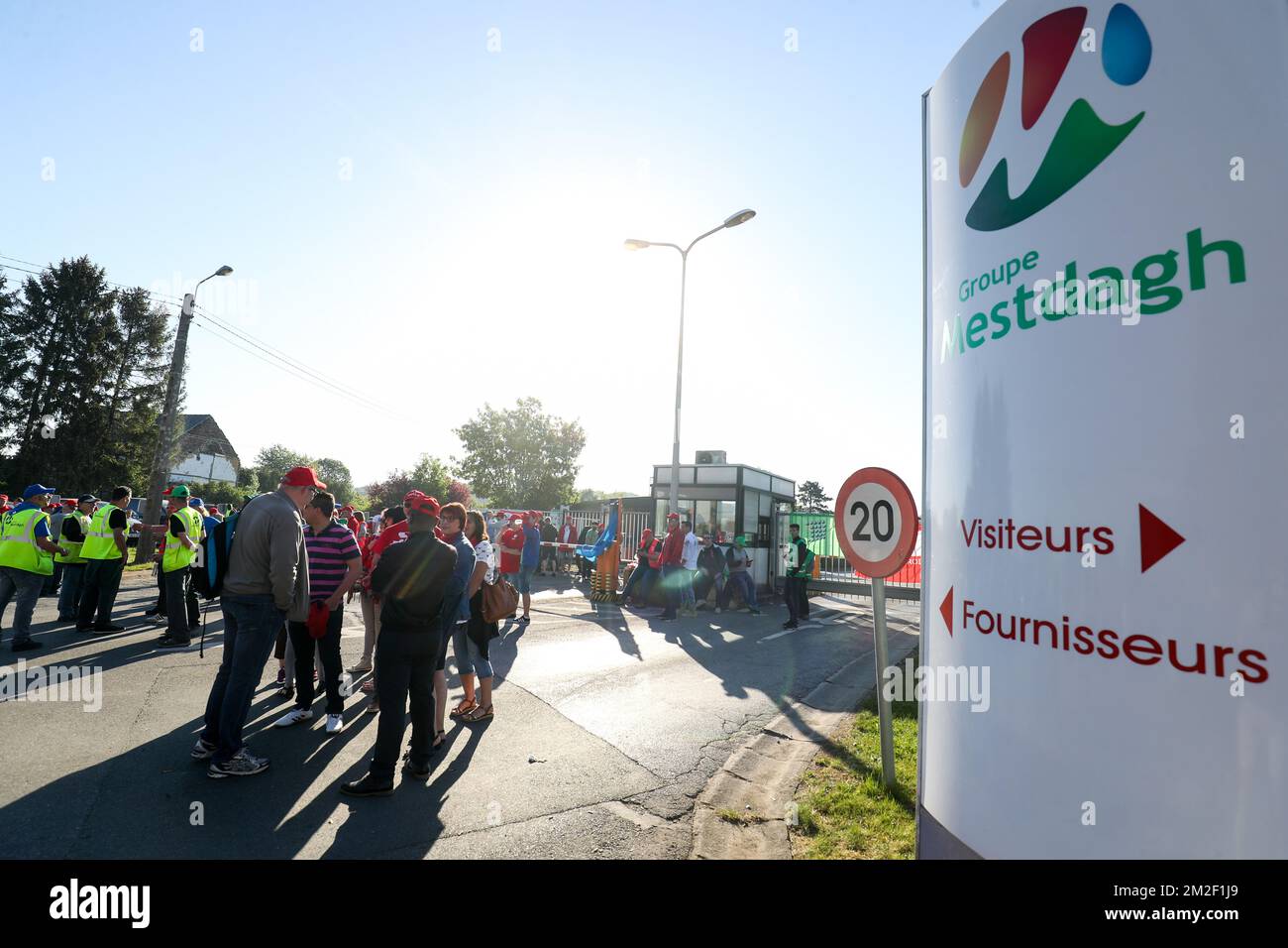 Lavoratori raffigurati presso il deposito centrale di Gosselies del gruppo Mestdagh, martedì 08 maggio 2018. La direzione di Mesdagh ha annunciato ieri un taglio di 450 posti di lavoro e in reazione alcuni lavoratori bloccano l'ingresso del deposito principale. BELGA PHOTO VIRGINIE LEFOUR Foto Stock
