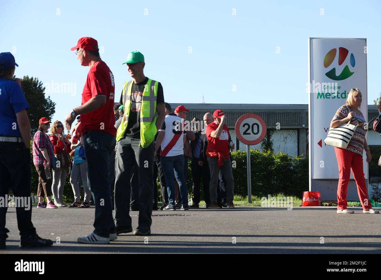 Lavoratori raffigurati presso il deposito centrale di Gosselies del gruppo Mestdagh, martedì 08 maggio 2018. La direzione di Mesdagh ha annunciato ieri un taglio di 450 posti di lavoro e in reazione alcuni lavoratori bloccano l'ingresso del deposito principale. BELGA PHOTO VIRGINIE LEFOUR Foto Stock