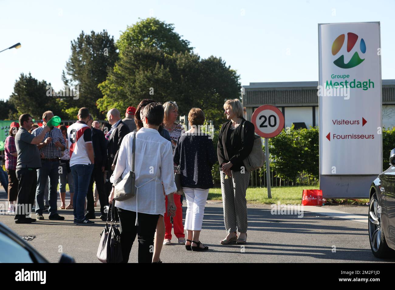 Lavoratori raffigurati presso il deposito centrale di Gosselies del gruppo Mestdagh, martedì 08 maggio 2018. La direzione di Mesdagh ha annunciato ieri un taglio di 450 posti di lavoro e in reazione alcuni lavoratori bloccano l'ingresso del deposito principale. BELGA PHOTO VIRGINIE LEFOUR Foto Stock