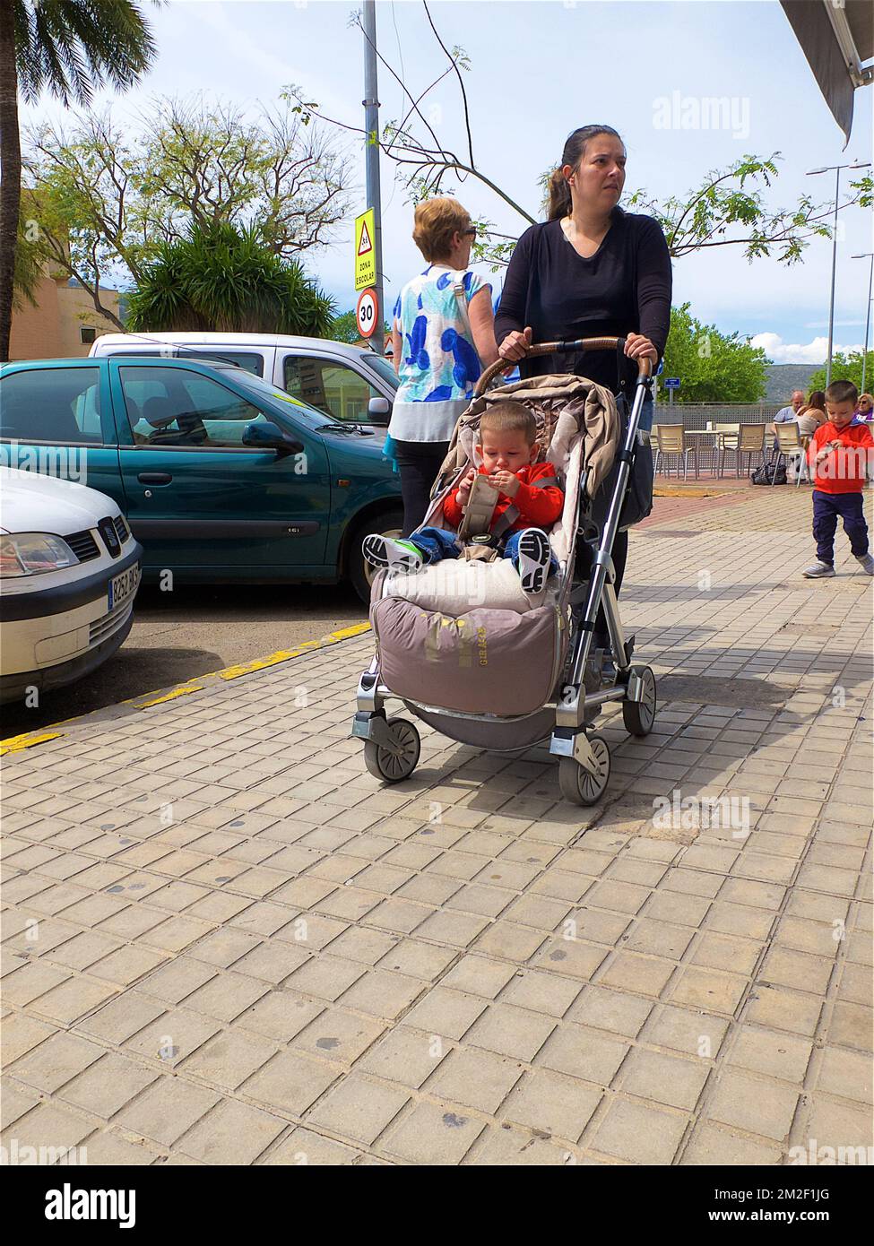 Donna con carrozzina | Femme avec voiture d'enfant 04/05/2018 Foto Stock