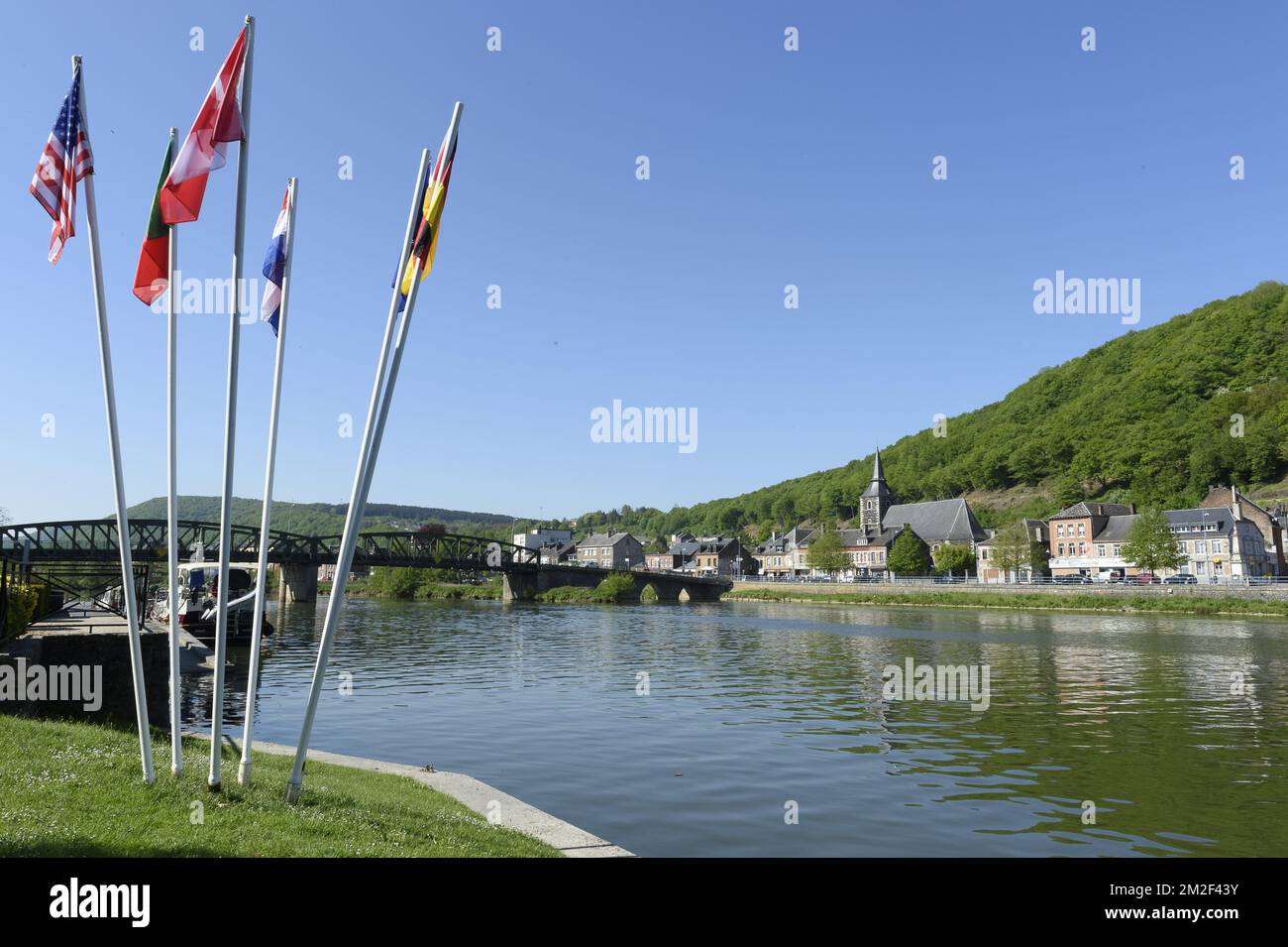 La Voie Verte lungo il fiume Mosa tra è un pedone e bicicletta tra Givet e Charleville-Meziere la Voie Verte et le port de plaisance a Vireux le long de la Meuse. 05/05/2018 Foto Stock