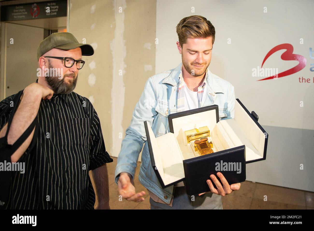 Lo sceneggiatore Angelo Tijssens e il regista Lukas Dhont hanno ritratto durante il ritorno dopo il festival del cinema 'Festival de Cannes', domenica 20 maggio 2018 all'aeroporto di Bruxelles a Zaventem. Il regista belga Dhont ha vinto il premio di debutto Camera d'Or (Golden Camera) per il suo film 'Girla'. FOTO DI BELGA JAMES ARTHUR GEKIERE Foto Stock