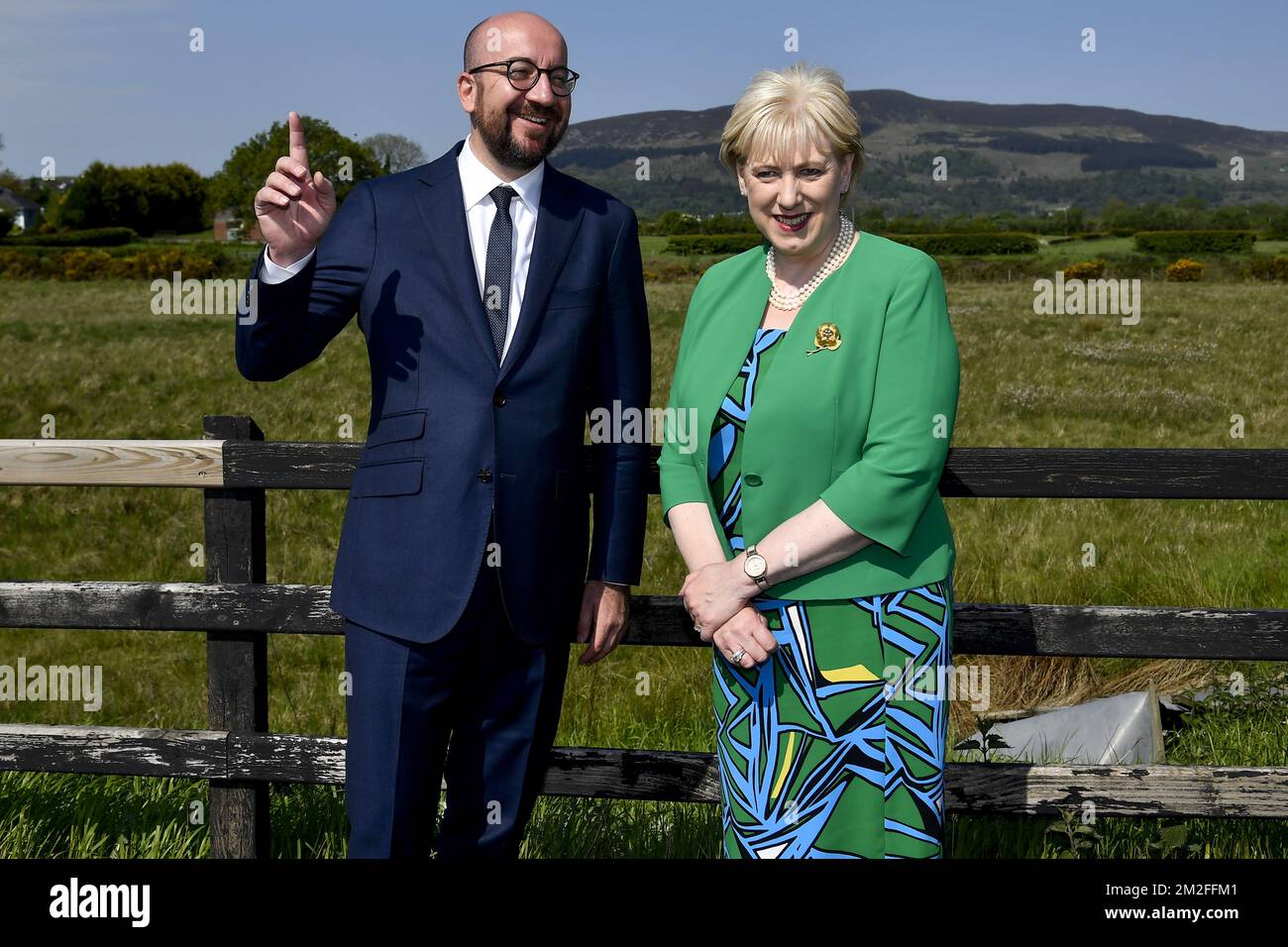 Il primo ministro belga Charles Michel e il ministro irlandese delle imprese Heather Humphreys hanno fatto foto durante una visita al confine con l'Irlanda del Nord, giovedì 24 maggio 2018. Il PM belga è in visita di lavoro di due giorni a Londra e Dublino. FOTO DI BELGA DIRK WAEM Foto Stock