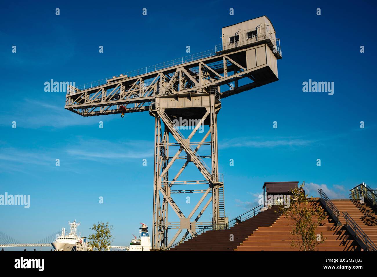 Costruita nel 1914, questa gru a martello fu la prima gru di banchina del Giappone. Circondata dal mare su tre lati, la gru si trova alla punta di Shinko P. Foto Stock