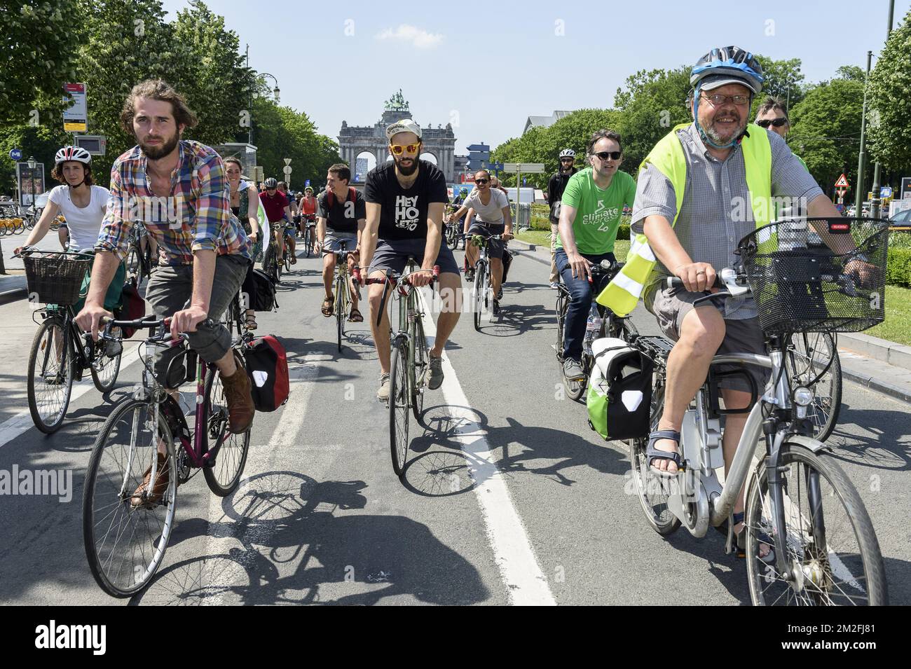 les cyclistes venus de toute la Belgique celebrent les 20 ans de la toute premiere masse critique de la capitale. Le peloton se retrouve dans le parc du Cinquantenaire | nel jubileum parc; il ciclista assicura i 20 anni di commemorazione di massa critica. 26/05/2018 Foto Stock