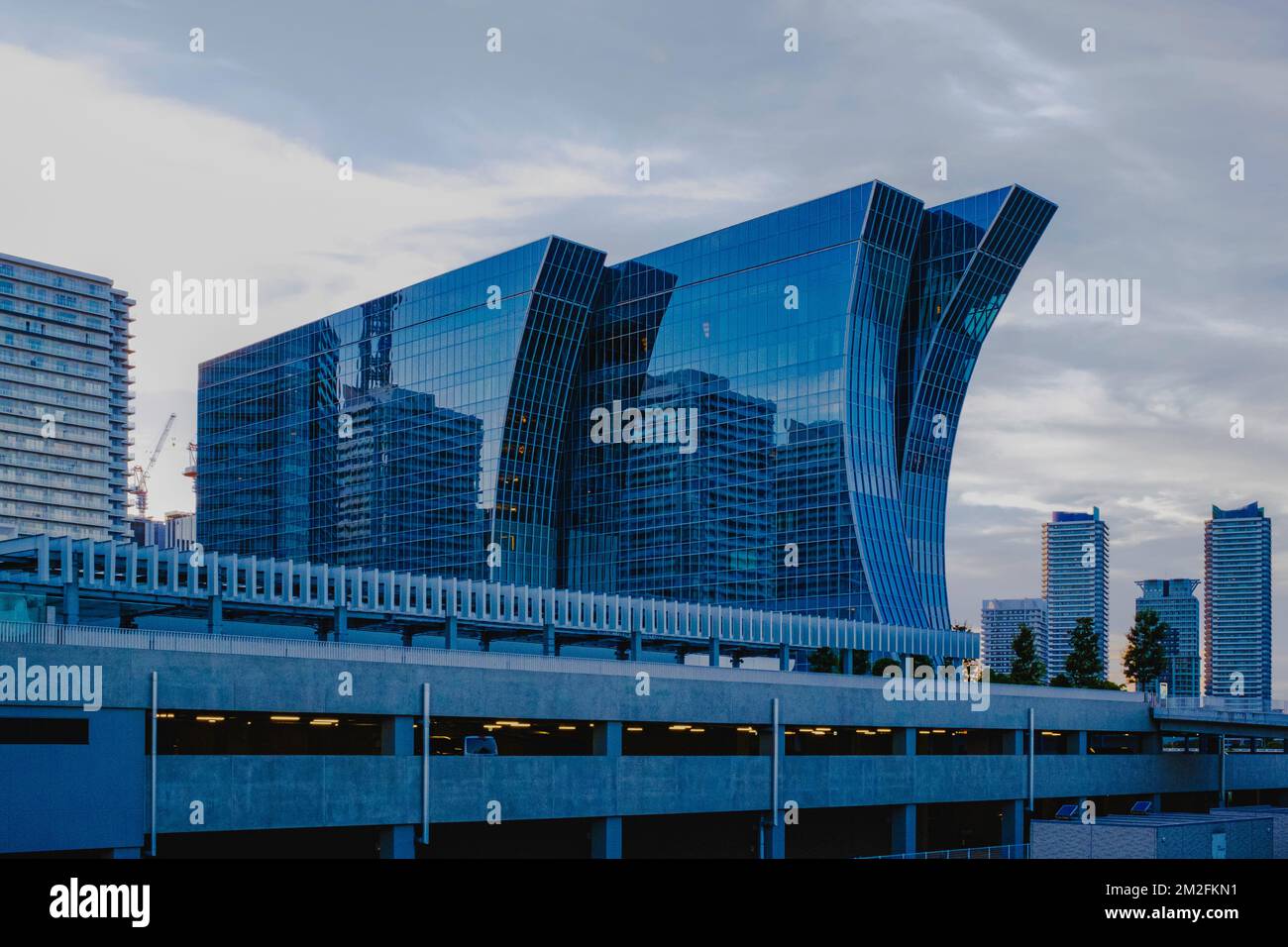Due foto del Kahala Hotel & Resort Yokohama, dove gli ospiti ai piani superiori hanno vedute panoramiche del Porto di Yokohama. L'hotel ha il suo aspetto Foto Stock