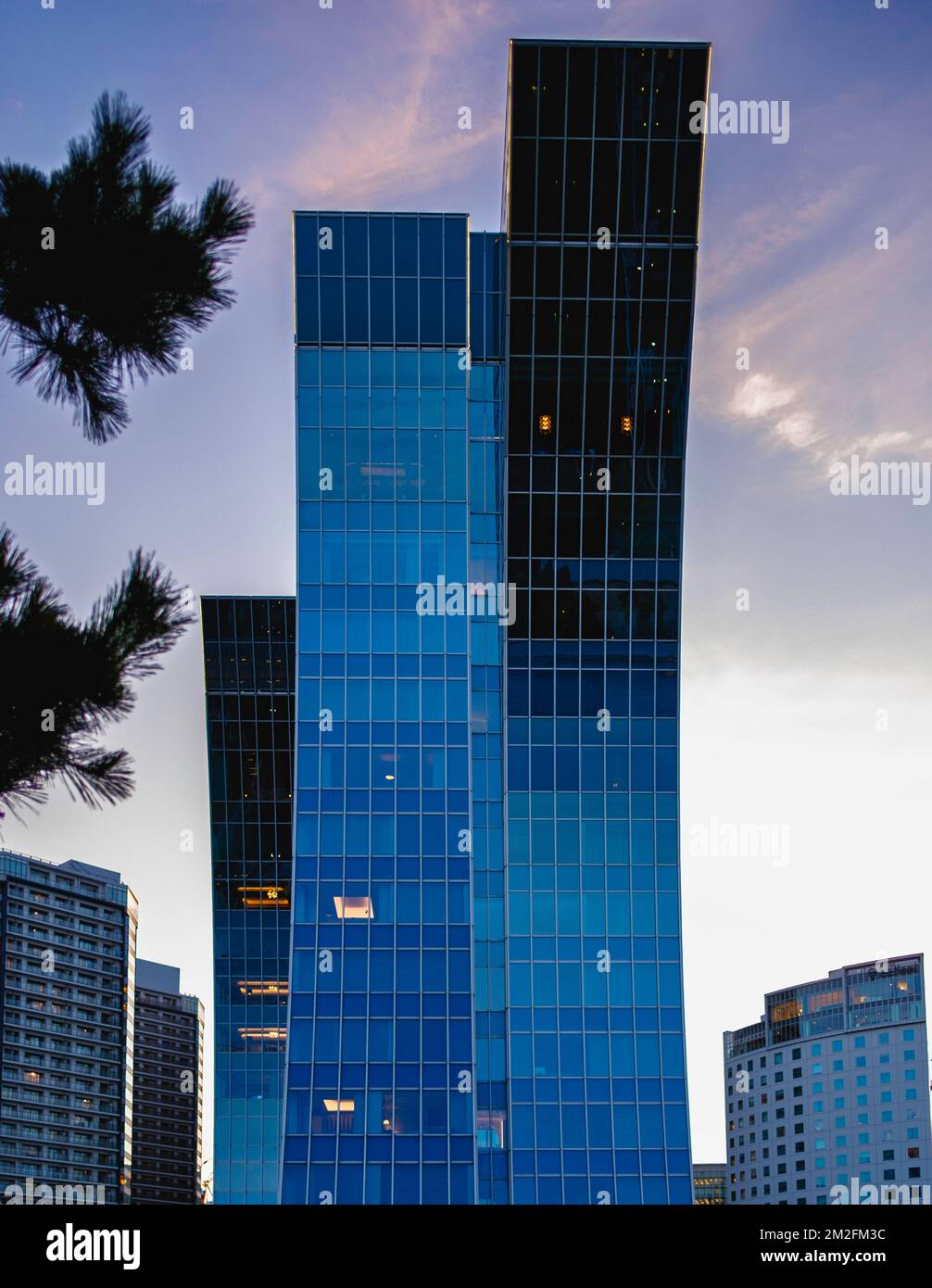 Due foto del Kahala Hotel & Resort Yokohama, dove gli ospiti ai piani superiori hanno vedute panoramiche del Porto di Yokohama. L'hotel ha il suo aspetto Foto Stock