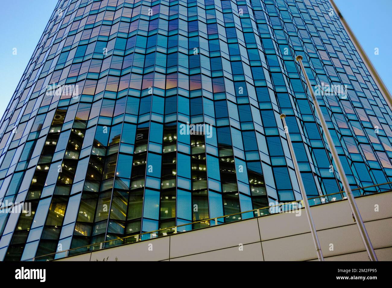 Il Fuji Xerox R&D Square è un edificio di uffici a 20 piani con spazio sufficiente per 4.500 dipendenti. L'intera struttura è ellittica nella forma e nelle caratteristiche Foto Stock