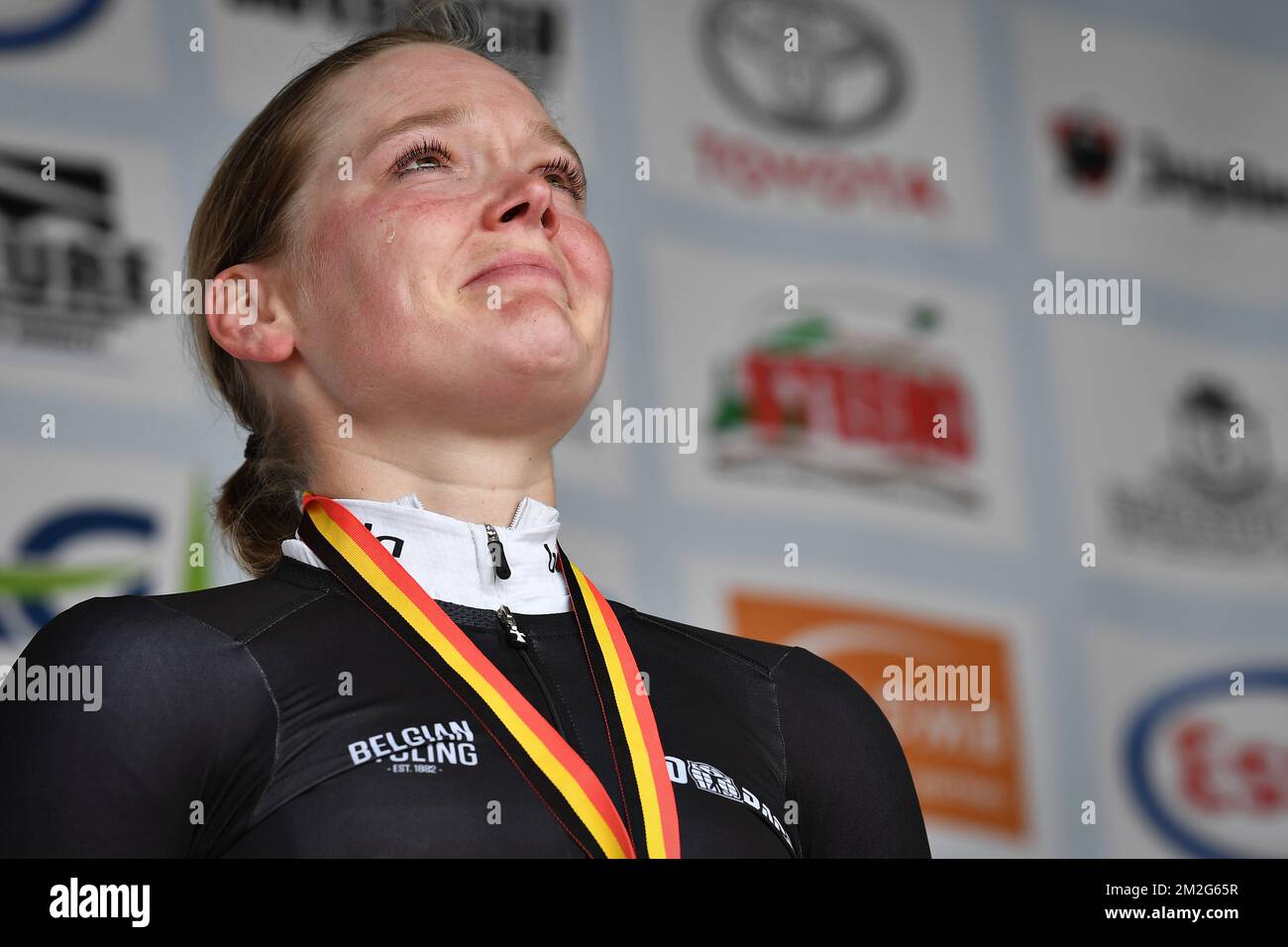 Il belga Ann-Sophie Duyck, vincitore della medaglia d'oro, festeggia sul podio dopo aver vinto i campionati belgi di ciclismo a cronometro femminile (28,8km) ad Anzegem, giovedì 21 giugno 2018. BELGA FOTO PISCINA MARC VAN HECKE Foto Stock