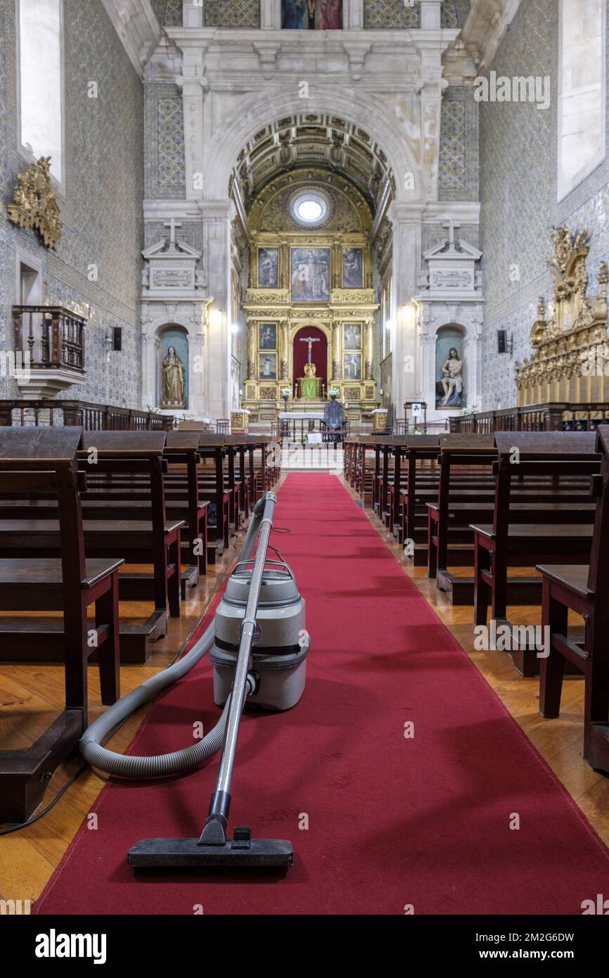 La città di Aveiro e il suo canale pulizia della chiesa | la ville d'Aveiro et ses canaux Nettoyer l'eglise et passer l'easpirateur Foto Stock