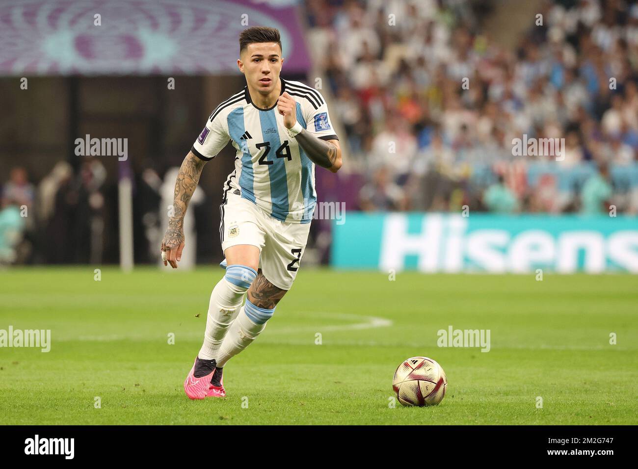 Al Daayen, Qatar - 13 dicembre 2022, Enzo Fernandez dell'Argentina durante la Coppa del mondo FIFA 2022, incontro di calcio semifinale tra Argentina e Croazia il 13 dicembre 2022 allo stadio Lusail di al Daayen, Qatar - Foto: Jean Catuffe/DPPI/LiveMedia Foto Stock