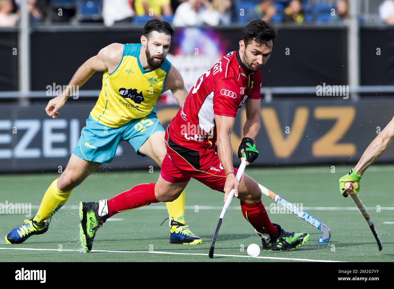 Trent Mitton in Australia e Loick Luypaert in Belgio hanno mostrato nella foto durante la partita di hockey tra Belgio e Australia, al concorso internazionale Champions Trophy, a Breda, Paesi Bassi, sabato 23 giugno 2018. BELGA FOTO KRISTOF VAN ACCOM Foto Stock