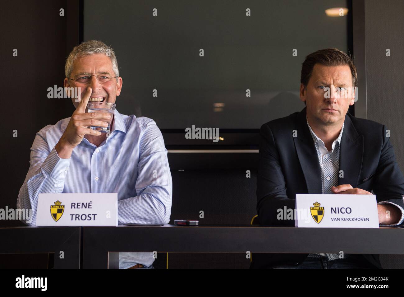 Il nuovo allenatore di Lierse Rene Trost e Nico Van Kerckhoven di Lierse hanno illustrato nel corso di una conferenza stampa per presentare il nuovo allenatore in vista della stagione 2018-2019 del team di divisione dilettante 1st KSK Lierse Kempenzonen, a Lier, lunedì 25 giugno 2018. BELGA FOTO LUC CLAESSEN Foto Stock