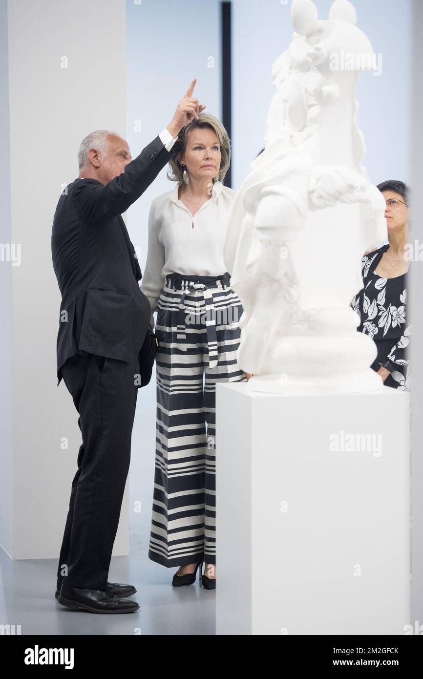 L'artista Luc Tuymans e la regina Mathilde del Belgio hanno raffigurato durante una visita ad una mostra, del festival culturale urbano, chiamato 'Antwerp Barocco 2018. Rubens ispira', nel museo di Anversa MHKA, martedì 03 luglio 2018. FOTO DI BELGA JASPER JACOBS Foto Stock
