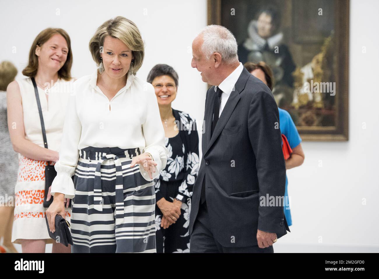 La regina Mathilde del Belgio e l'artista Luc Tuymans hanno raffigurato durante una visita ad una mostra, del festival culturale urbano, chiamato 'Antwerp Barocco 2018. Rubens ispira', nel museo di Anversa MHKA, martedì 03 luglio 2018. FOTO DI BELGA JASPER JACOBS Foto Stock