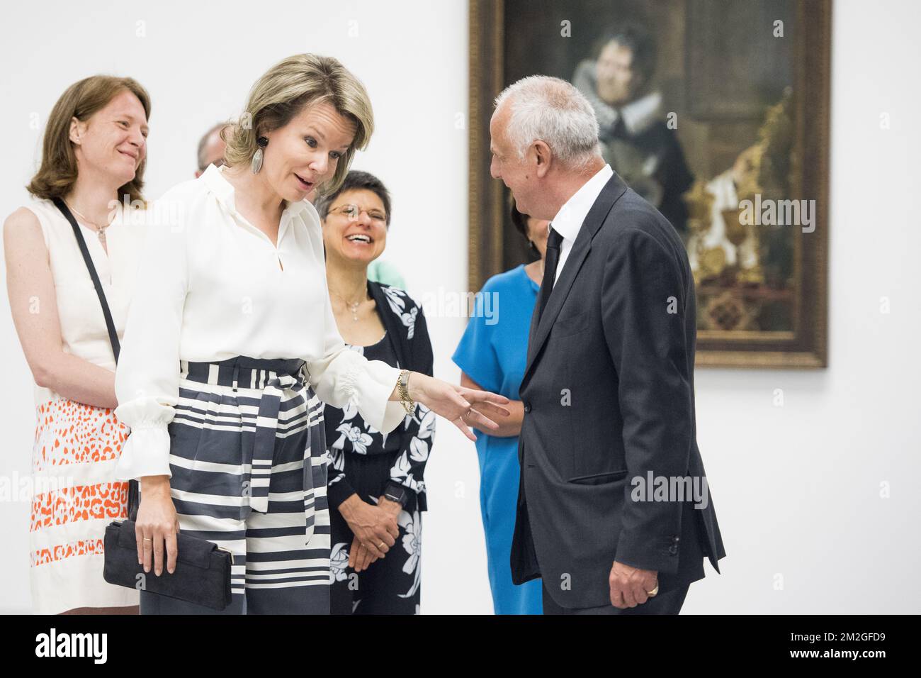 La regina Mathilde del Belgio e l'artista Luc Tuymans hanno raffigurato durante una visita ad una mostra, del festival culturale urbano, chiamato 'Antwerp Barocco 2018. Rubens ispira', nel museo di Anversa MHKA, martedì 03 luglio 2018. FOTO DI BELGA JASPER JACOBS Foto Stock