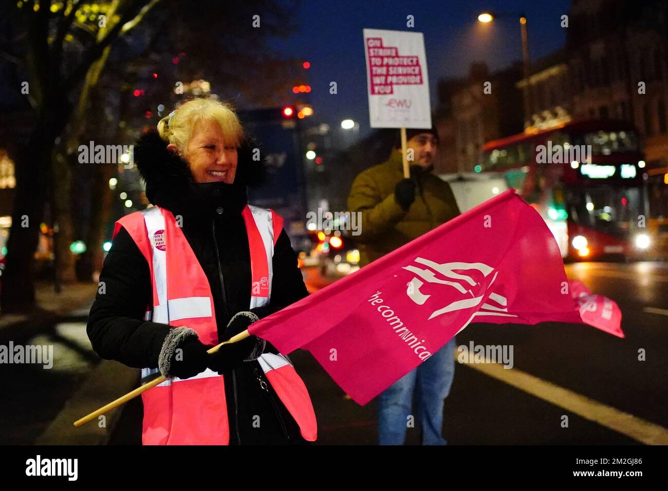 I membri della Communication Workers Union (CWU) sulla linea picket al di fuori dell'ufficio postale/ufficio consegna Whitechapel, mentre i lavoratori della Royal Mail sono in sciopero nella sempre più aspra disputa su posti di lavoro, retribuzioni e condizioni. Data immagine: Mercoledì 14 dicembre 2022. Foto Stock