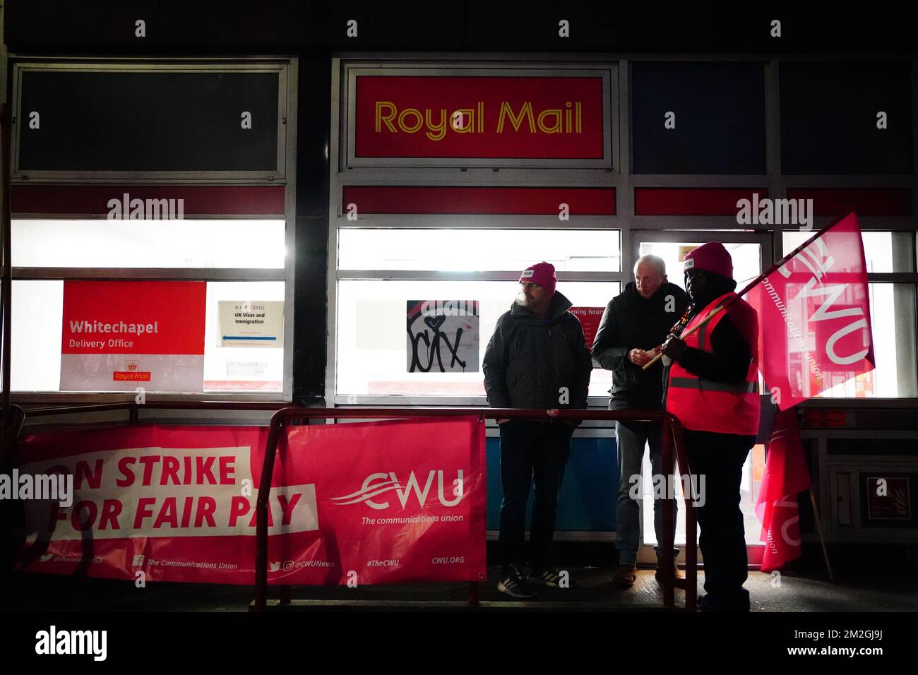 I membri della Communication Workers Union (CWU) sulla linea picket al di fuori dell'ufficio postale/ufficio consegna Whitechapel, mentre i lavoratori della Royal Mail sono in sciopero nella sempre più aspra disputa su posti di lavoro, retribuzioni e condizioni. Data immagine: Mercoledì 14 dicembre 2022. Foto Stock