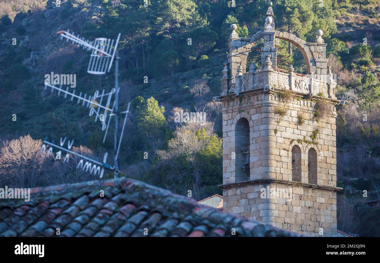 Torre della Chiesa di Santa Maria de la Asuncion, Banos de Montemayor, Valle Ambroz, Caceres, Estremadura, Spagna Foto Stock