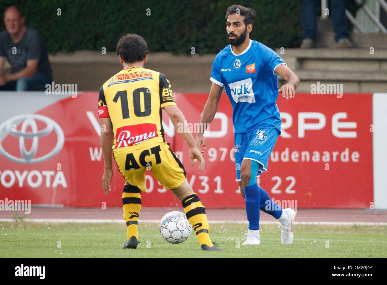 Ofir Davidzada di Gent combatte per la palla durante una amichevole partita di calcio tra KSV Oudenaarde e KAA Gent, venerdì 06 luglio 2018 a Oudenaarde, in preparazione della stagione 2018-2019. BELGA FOTO KURT DESPLENTER Foto Stock